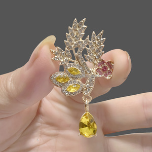 Broche de Flor de Aleación de Zinc Chapado en Oro con Cristales y Diamantes de Imitación para Mujer, Regalo de Compromiso y Boda, Uso Diario - Product Image 4