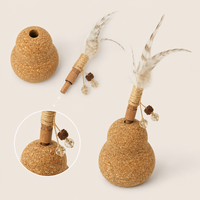 Juguete para Gatos YAOYUE de Corcho Natural con Pluma Intercambiable, Juguete Interactivo con Base Oscilante