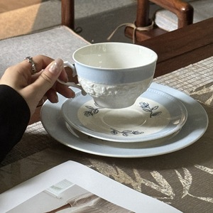 Service de table moderne en porcelaine écologique bleu lait d'été avec motif floral en relief, comprenant tasse, soucoupe et assiette occidentale, pour le thé de l'après-midi, le café et les occasions décontractées - Product Image 2