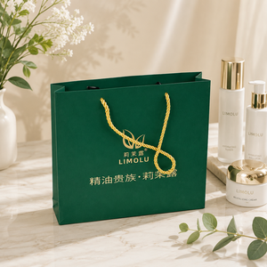 Bolsa de Papel de Lujo Verde con Asa de Cuerda Dorada, Papel Artístico con Laterales Reforzados, Empaque Cosmético, Logotipo Personalizado, Estampado Dorado - Product Image 1