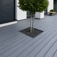 Planche de terrasse WPC moderne pour villa côtière, extérieure, imperméable, anti-pourriture, gris, grain de bois embossé, système d'installation DIY par clic