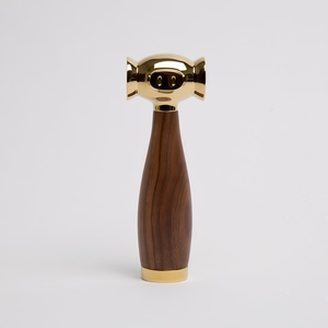 Abrebotellas de madera y latón con peso para papel, hecho a mano en madera de nogal, decoración para el hogar, <span class=keywords><strong>cocina</strong></span> y comedor - Product Image 1
