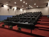 Parque de juegos interior comercial Sistema de cine en movimiento 5D Silla de simulador Parque temático de cine Asientos móviles de 6 ejes con proyector láser