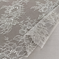 Tissu en dentelle acrylique Raschel tricoté léger à bord festonné floral blanc vintage pour robe de mariée et lingerie