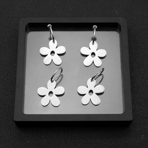 Pendientes de Plata con Diseño Personalizado de Flor Pequeña, Pendientes Colgantes de Acero Inoxidable para Mujer, Joyería de Moda al por Mayor - Product Image 3