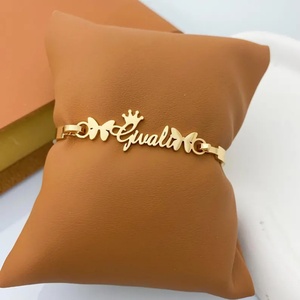 <span class=keywords><strong>Bracciale</strong></span> QiuHan OEM personalizzato in acciaio inossidabile placcato <span class=keywords><strong>oro</strong></span> 18 carati con nome e cuore, <span class=keywords><strong>bracciale</strong></span> personalizzato per bambini, regalo di gioielleria personalizzata - Product Image 5