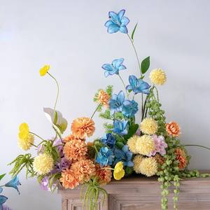 La colorida fila de campos de flores artificiales conduce a un arreglo floral decorativo - Product Image 2