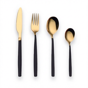 Juego de cubiertos modernos dorados con mangos negros, acabado espejo, resistentes al óxido, para vajilla de boda, restaurante y hotel. - Product Image 1