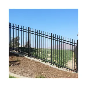 Clôture de chantier en fer forgé personnalisable avec accessoires, installée sur pente - Product Image 1