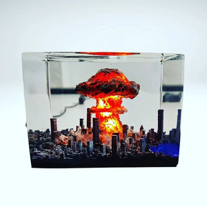 Escultura Artística de Resina Epoxi con Escena de Bomba Atómica Transparente - Product Image 1