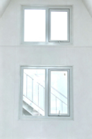 Fournisseur chinois de maisons préfabriquées modernes en acier, structure triangulaire, petite maison avec grande façade vitrée pour villa, glamping, hôtel-resort