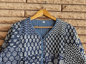 Veste en coton style bohème à col en V, veste patchwork, veste florale réversible, veste vintage faite à la main pour femmes, manteau d'hiver - Product Image 4