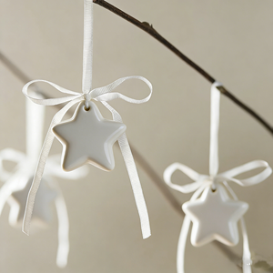 Décoration <span class=keywords><strong>de</strong></span> Noël en porcelaine avec cordon doré, motif flocon <span class=keywords><strong>de</strong></span> neige, étoile et lune, design hivernal, couleur crème - Product Image 1