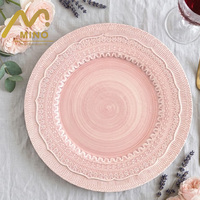 Assiette de présentation en porcelaine rose vintage avec dentelle, vente en gros pour mariages, événements et décoration à louer