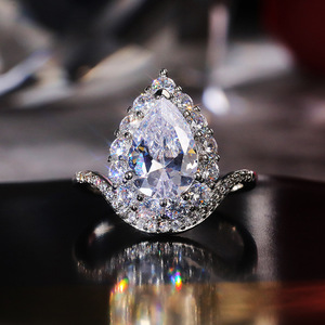 Anello a Forma di Goccia con Design a Pera, Anello Semplice da Dito per Donne - Product Image 1