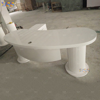Bureau moderne de clinique de médecin Table à surface solide blanche incurvée pour l'hôpital Conception de table de cabine de bureau d'entreprise médicale