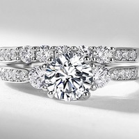 Anillo de Compromiso 2 en 1 de Plata de Ley S925 con Baño de Rodio, Moissanita Redonda Color D VVS1 con Piedras Laterales, Certificado GRA