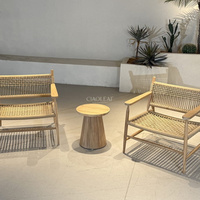 Fauteuils d'extérieur en bois avec sièges tressés pour jardin et terrasse