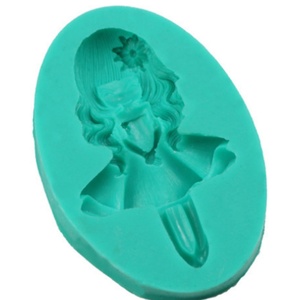 Molde de Silicona de una Sola Cavidad con Diseño de Niña Linda con Pelo Largo, Diadema con Flor y Vestido con Vuelo - Product Image 3