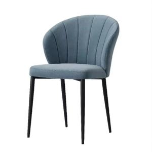 Chaise de salle à manger confortable au design moderne et épuré, avec revêtement en cuir menthe et pieds en fer éponge. - Product Image 3