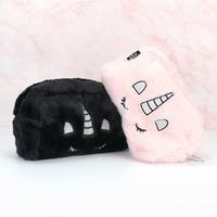Pochette de maquillage légère et douce en velours matelassé pour femme, avec motif de broderie de dessin animé personnalisé, durable, grande taille, tendance, avec fermeture éclair et logo