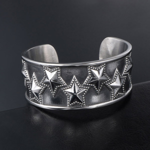 Bracelet ouvert large en acier titane pour homme, style punk rétro européen et américain, avec étoile à cinq branches SZ042 - Product Image 4