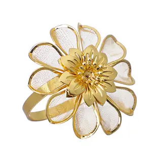 מלון מסיבת חתונה עיצוב שולחן מתכת מחזיקי מפיות זהב חלול פרח טבעות מפיות עם ריינסטון