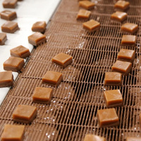GUSU Automatische RVS Chocolade-omhullingsmachine Coatinglijn met Koeltunnel 220V/380V Aanpasbare Capaciteit