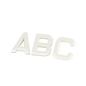 高さ6.5cm Singaopreフォント新しいデザインカスタム腹筋プラスチック白い文字ロゴ車のエンブレムステッカー自己接着剤付き
