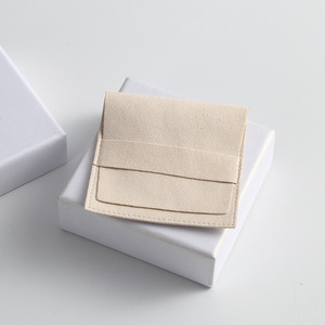 Pochette à bijoux en microfibre de velours personnalisée avec rabat et matelassage pour le rangement et l'emballage des bagues et des accessoires - Product Image 4