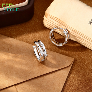 Pendientes de Aro Pequeños con Circonitas Brillantes, Chapados en Oro Blanco PVD sobre Cobre, Pendientes de Zirconia Resistentes al Deslustre - Product Image 3