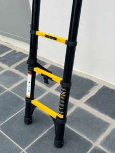Escalera telescópica individual de aluminio negra y amarilla con bloqueo automático, de alta resistencia, extensible y recta, procedente de Vietnam. - Product Image 4