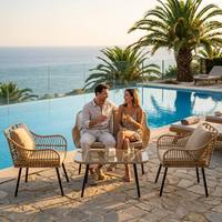 Ensemble de meubles de jardin en rotin tressé imperméable style bohème, avec coussins beige clair, 4 pièces, comprenant un fauteuil et une table basse en verre.