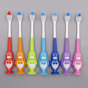 Brosse à dents manuelle pour enfants, motif pingouin de dessin animé, poils colorés haute densité - Product Image 1