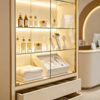 Étagères de présentation de cosmétiques de luxe avec éclairage LED, conception personnalisée pour magasins de cosmétiques et vitrines en verre, solution complète pour l'aménagement de magasins.
