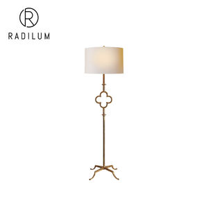 Lampada <span class=keywords><strong>da</strong></span> <span class=keywords><strong>Terra</strong></span> Vintage di Lusso per Hotel e Soggiorno, Decorazione in Metallo Dorato Antico con <span class=keywords><strong>Stelo</strong></span> <span class=keywords><strong>a</strong></span> Quadrifoglio e Paralume in Tessuto - Product Image 1