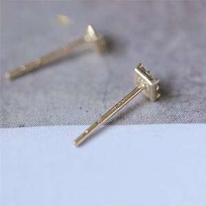 Vente en gros de boucles d'oreilles unisexes en or 14 carats certifiées IGI cristal carré cube unique clouté style minimaliste délicat cadeau de mariée tendance - Product Image 4