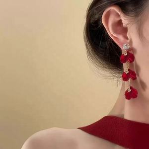 ต่างหูระย้าทรงกลีบดอกไม้สีแดงสไตล์เรโทรคลาสสิก ประดับเพชรซิร์คอน ดีไซน์หรูหราเบาๆ ขายดีช่วงซัมเมอร์ - Product Image 3