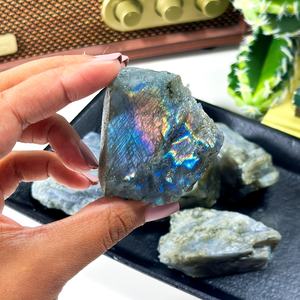 Cristal de labradorite arc-en-ciel brut en gros, pierre naturelle vibrante, couleurs vertes, bleues et jaunes accrocheuses, cadeau unique pour la décoration de la maison - Product Image 4