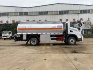 Dongfeng 4X2 rueda motriz camión tanque de combustible 2, 79m3 capacidad aleación de aluminio camión de repostaje para transporte de aceite camión cisterna - Product Image 4