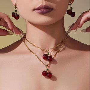 Conjunto de collar y pendientes de resina con circonitas y cerezas, de acero inoxidable dorado, estilo transfronterizo, de moda para mujer, que combina con todo y realza el estilo. - Product Image 2