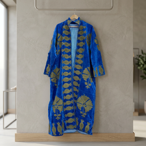 Manteau long en velours bleu roi fait main sur mesure avec broderie appliquée motif grenade vert olive, style vintage, vente en gros - Product Image 5