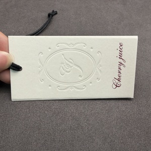 Étiquettes suspendues personnalisées de luxe gaufrées en papier premium pour vêtements, costumes, robes de soirée et sacs à main de créateurs - Product Image 3