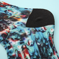Chaussettes ras du cou avec imprimé artistique vibrant, chaussettes fantaisie style urbain à bout renforcé, sublimation vierge