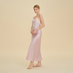 Chemise de nuit en satin pour femme, couleur racine de lotus, sans manches, col en V profond, avec détails en dentelle, pour la maison, l'hôtel et la salle de bain - Product Image 2