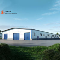 Entrepôt industriel moderne à grande portée en structure d'acier préfabriquée