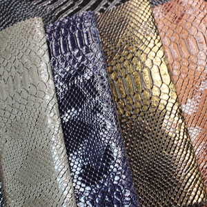 Pelle Sintetica PU con Motivo a Scaglie Metalliche Lucide Effetto Pelle di Pitone per Abbigliamento - Product Image 1