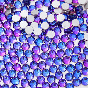 Strass en <span class=keywords><strong>verre</strong></span> à dos plat brillant en gros pour la décoration de chaussures et de <span class=keywords><strong>sous</strong></span>-vêtements pour femmes, strass SS20 en vrac - Product Image 3