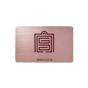Tarjeta metálica NFC negra con chip RFID personalizado y diseño en relieve dorado para tarjetas de presentación y tarjetas de invitación de lujo. - Product Image 5