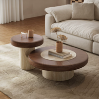 Table basse ronde en bois brun de style mid-century pour salon et salle de séjour
